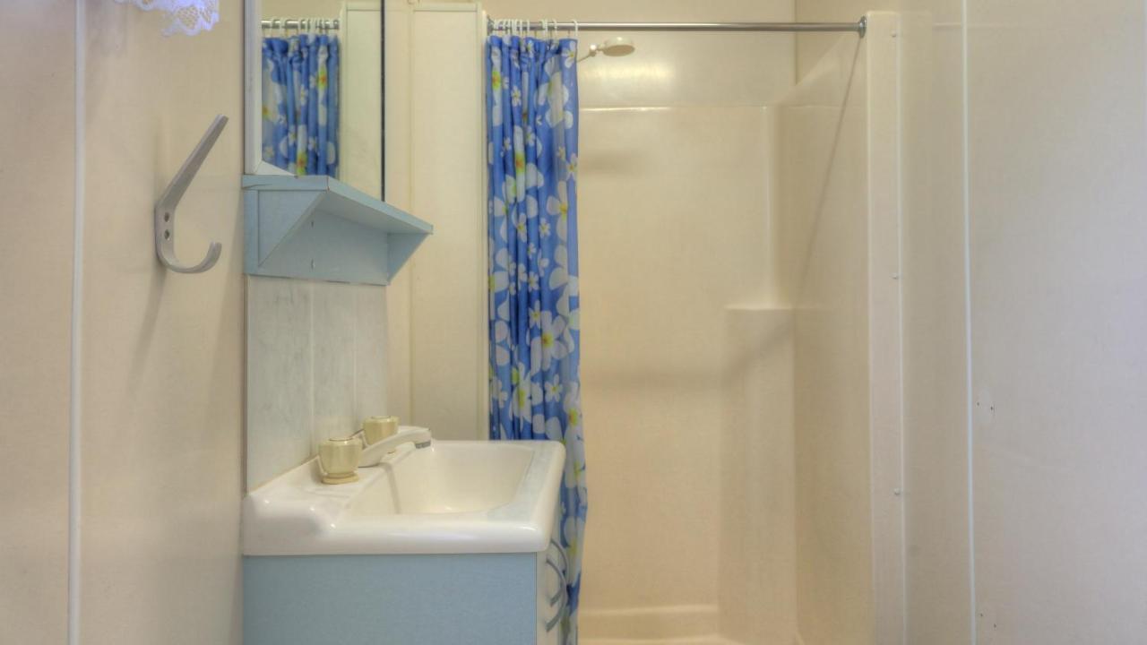 Hotel Flying Fish Point Tourist Park Innisfail Esterno foto